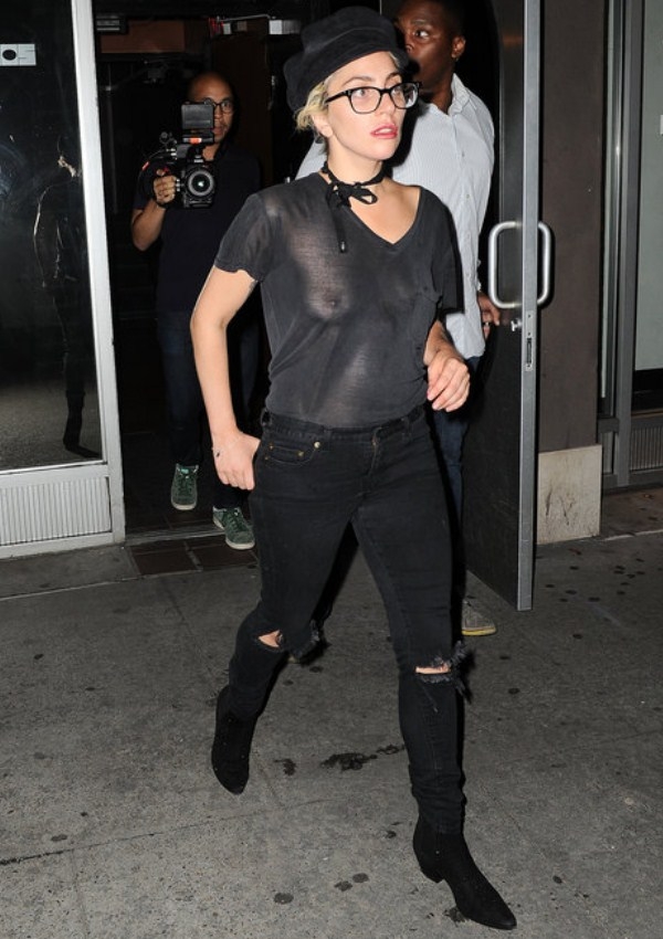 Леди Гага прогулялась по Нью-Йорку с голой грудью