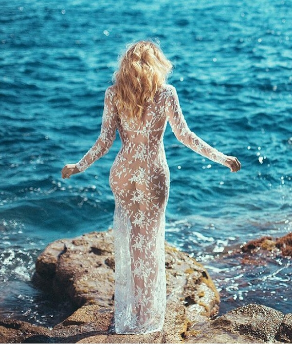 Татьяна Котова появилась на берегу моря в прозрачном платье на голое тело