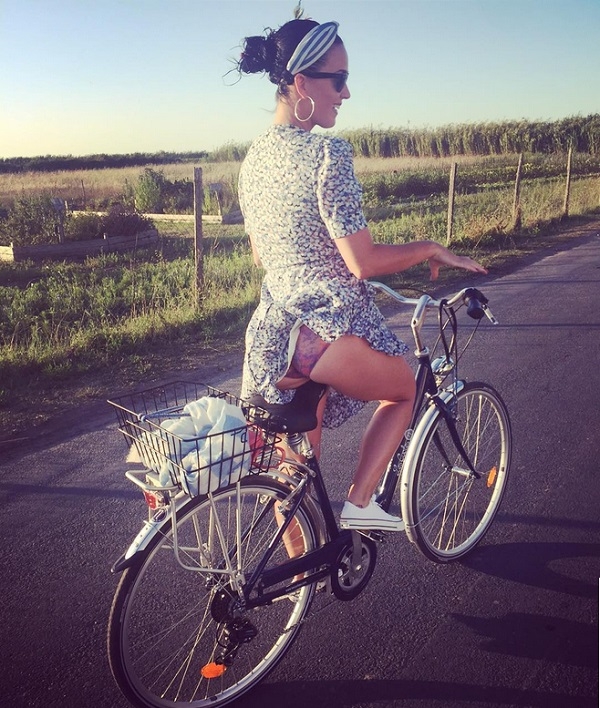 Катаясь на велосипеде в легком платьице, Кэти Перри засветила свои трусики