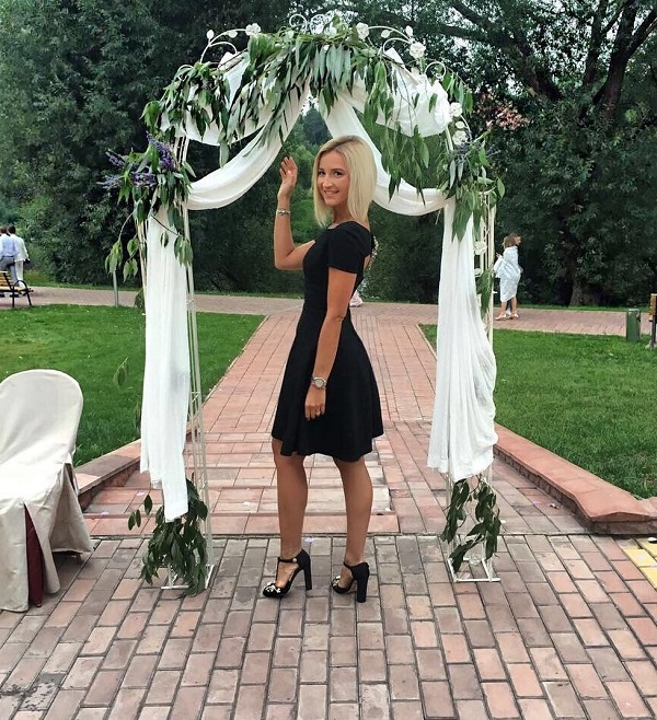 Ольга Бузова надела очень странный наряд на свадьбу друзей