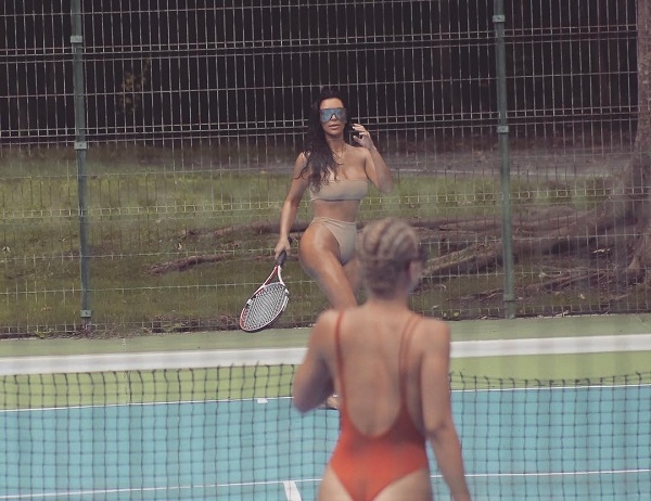 Ким Кардашьян сыграла в теннис в миниатюрном бикини 