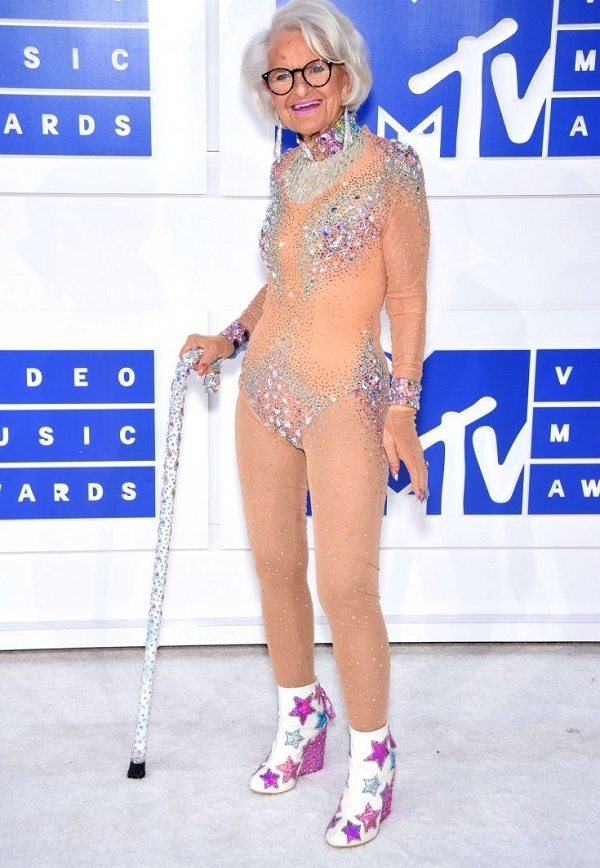 88-летняя Бадди Винкл поразила эпатажным нарядом на красной дорожке MTV VMA 2016
