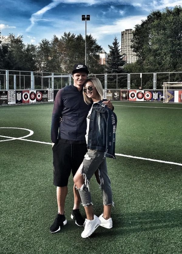 В свете молчания Ольги Бузовой, главный тренер «Локомотива» объявил, что Дмитрия Тарасова они потеряли