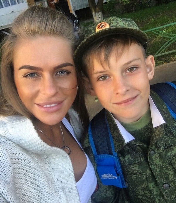 Пока Кристина Терёхина покоряет конкурсы бикини, её сын отправился в кадетское училище