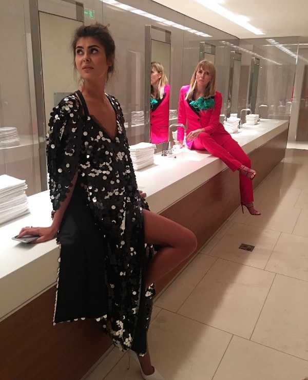Светлана Бондарчук стала главной нарушительницей на церемонии GQ и устроила фотосессию в туалете