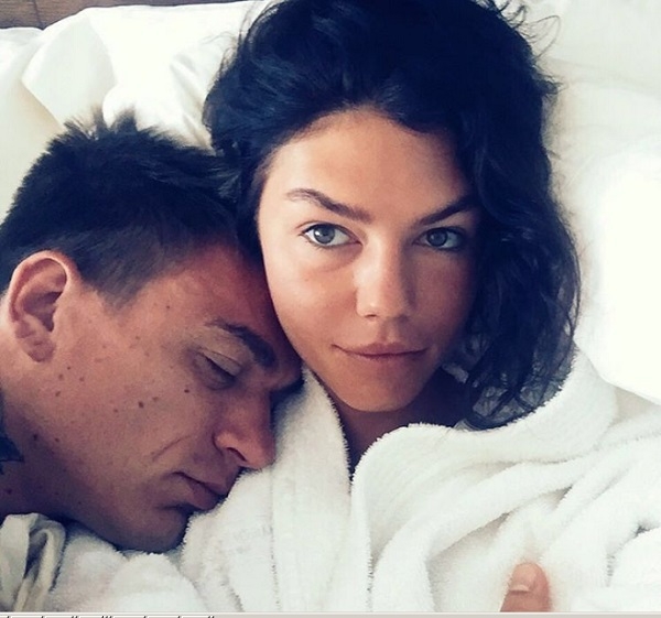Влад Топалов поделился постельным фото со своей женой