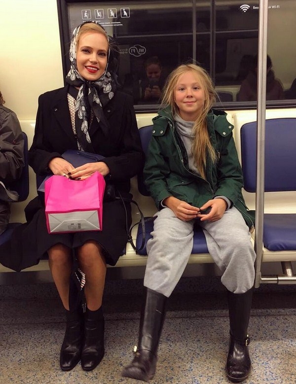 Глюкоза оделась как бабушка, чтобы проехаться в метро