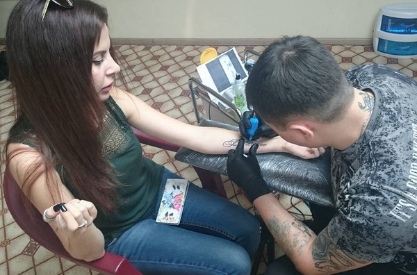 Ольгу Жемчугову раскритиковали за новую татуировку