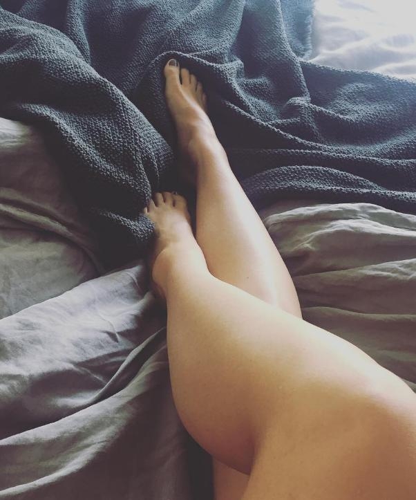 Фото красивые ноги девушек на кровати