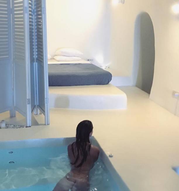 Эмили Ратаковски произвела фурор новым голым селфи в ванной