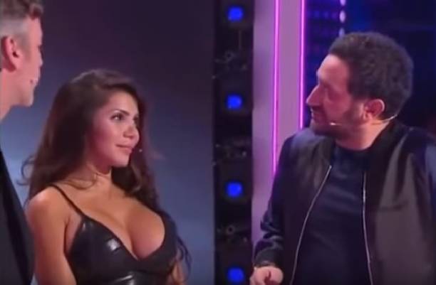 Французский телеведущий поцеловал пышную грудь актрисы в эфире программы (видео)