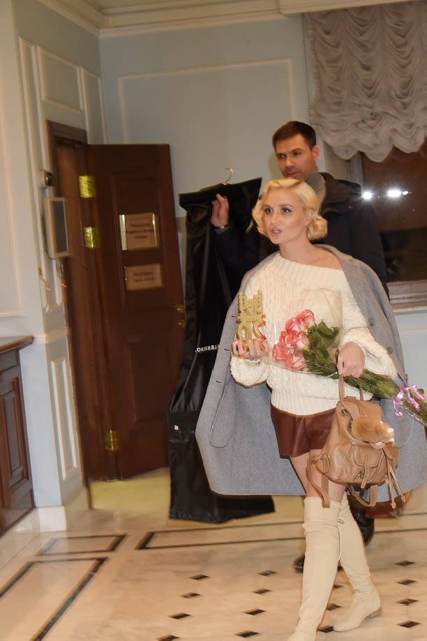 Полина Гагарина и Наташа Королева вышли в свет в коротеньких кожаных шортиках