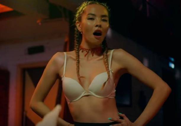 Чрезмерно сексуальный клип певицы KISA вызвал возмущение борцов за нравственность (видео)