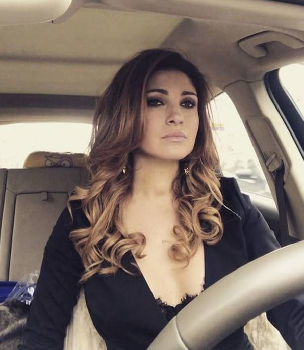 Анастасия Макеева устроила концерт в машине и засветила кружевное белье