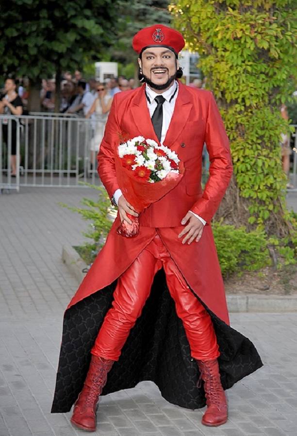 Филипп киркоров в красном костюме