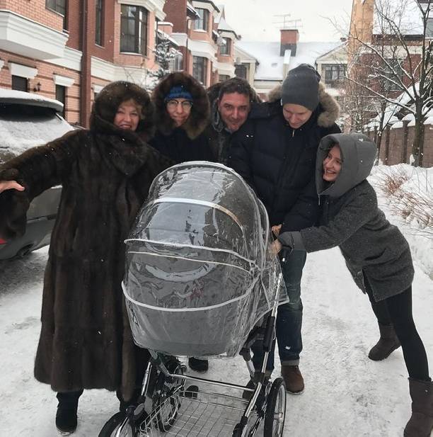 Ксения Собчак и Максим Виторган поделились снимками с первой прогулки новорожденного сына