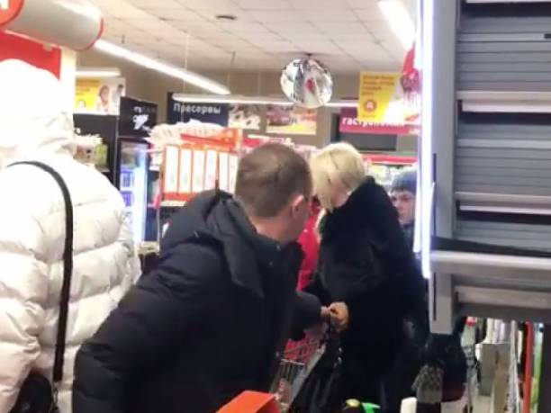 Илья Яббаров и Катя Кауфман устроили разборку в московском супермаркете