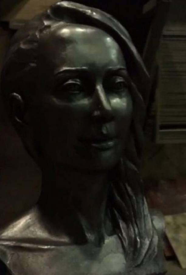 Наталья Фриске показала почти готовый памятник для Жанны