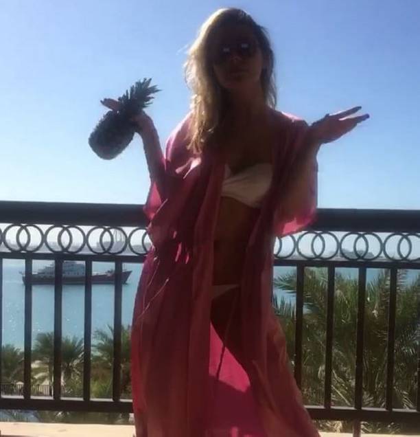 Анна Шульгина публикует горячие снимки в бикини из Дубаи