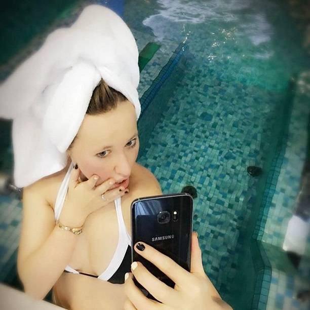 Ксения Собчак сделала странное селфи в бассейне