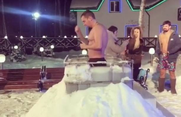 Константин Иванов устроил заплыв в снегу (видео)