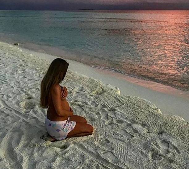 Беременные Полина Гагарина и Юлия Беляева устроили эротическую фотосессию на Мальдивах