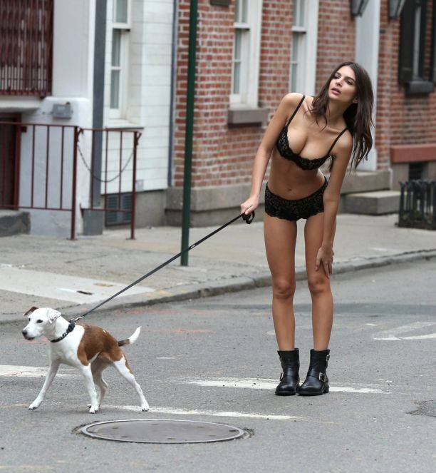 Эмили Ратаковски отправилась на прогулку с собакой в нижнем белье