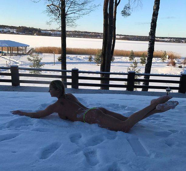 Брякнувшись голышом в снег, Анастасия Волочкова вспомнила о больном отце