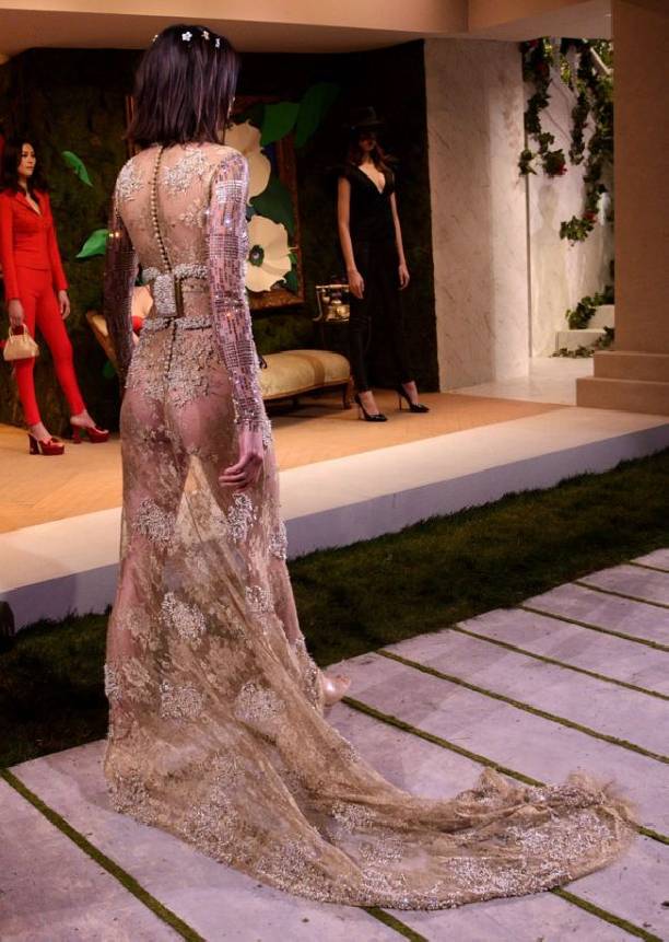 Платье с совершенно голой попкой Кендалл Дженнер вызвало фурор на Неделе Моды в Нью-Йорке
