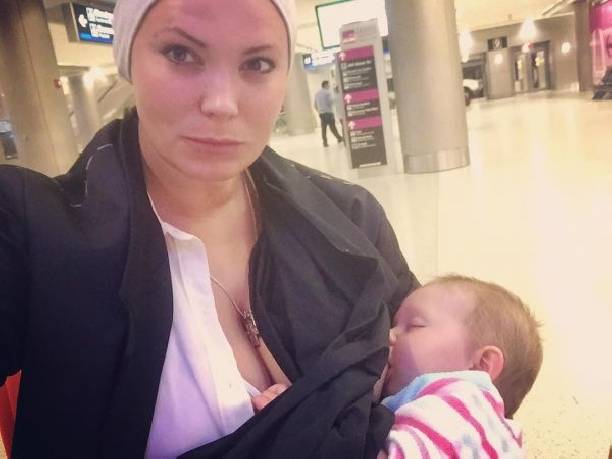 Катя Жаркова показала обнаженную грудь во время кормления дочки