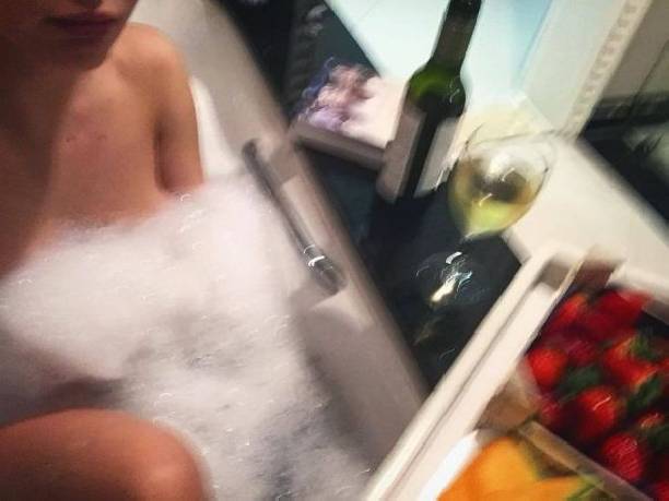 Певица Асти сделала эротическое селфи в ванной