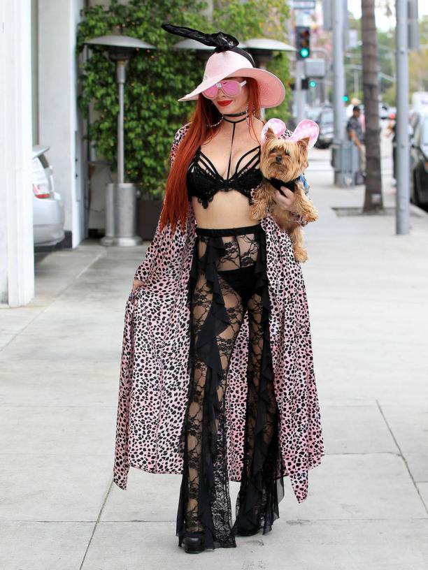 Актриса Фиб Прайс выбрала странный наряд для прогулки с собакой
