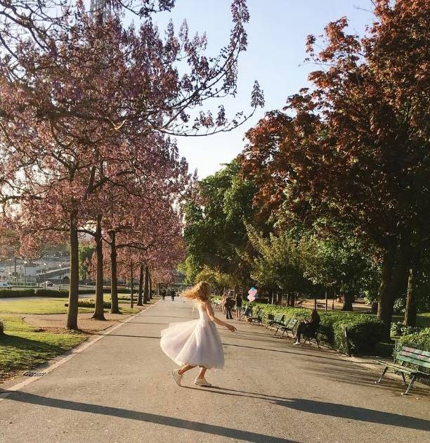 Вера Брежнева устроила незапланированное шоу в парижском парке
