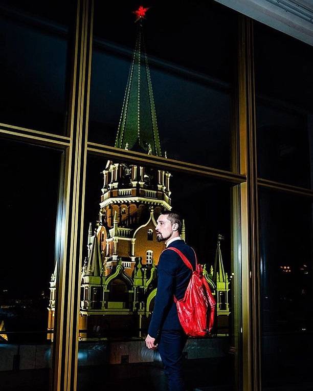 На юбилее Филиппа Киркорова Дима Билан не снимал со спины красного рюкзака