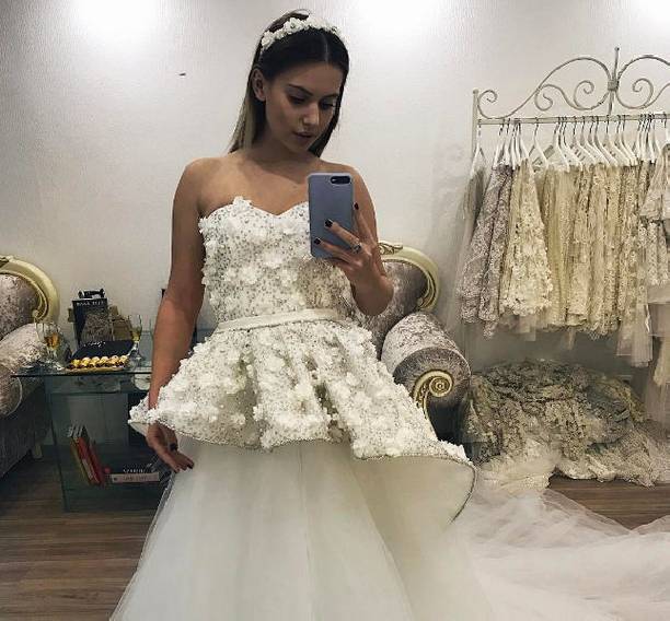 Саша Артемова не может определиться со свадебным платьем