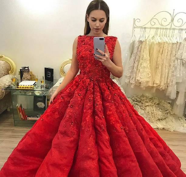 Саша Артемова не может определиться со свадебным платьем