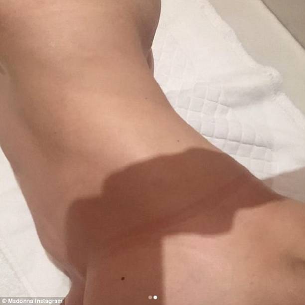 Мадонна оскандалилась, разместив интимный снимок своего тела
