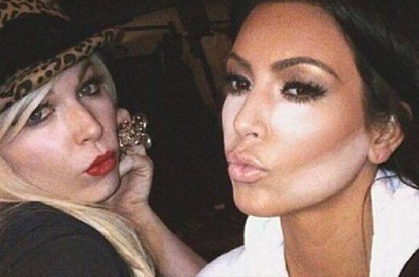 Личный визажист семьи Кардашьян раскрыла тонкости макияжа Ким и Хлои