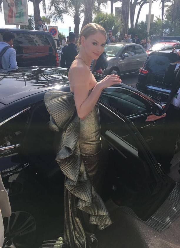 Светлана Ходченкова надела необычное платье на красную дорожку в Канны