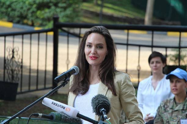 Поклонники разочаровались, увидев застывшее от ботокса лицо Анджелины Джоли