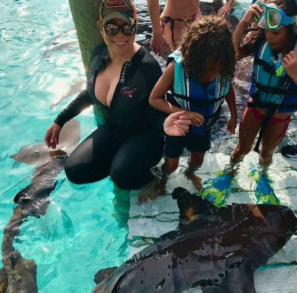Мэрайя Кэри позволила своим детям поплавать с акулами