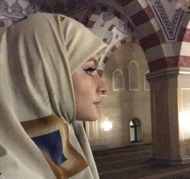 Елизавета Пескова вышла в свет в хиджабе