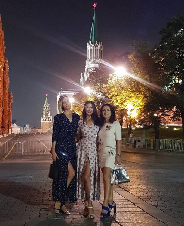 Ирина Шейк размещает снимки с отдыха в Москве