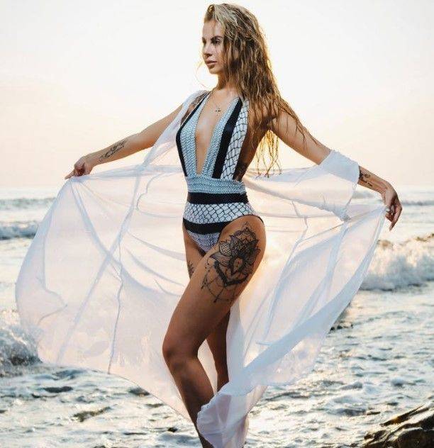 Ольга Ветер снялась в "горячей" фотосессии на берегу моря