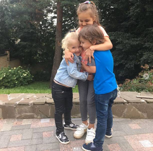 Совместное фото дочери Кристины Орбакайте и близняшек Аллы Пугачевой умилило фанатов