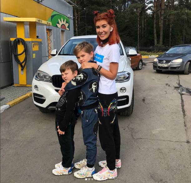 Николь Кузнецова получила в подарок автомобиль