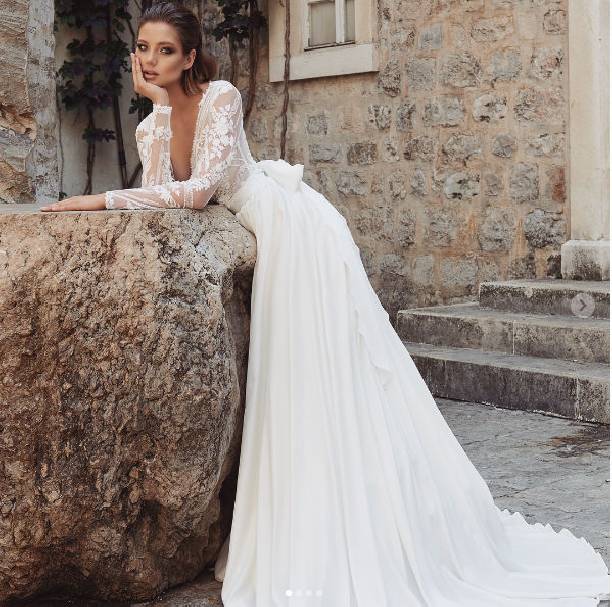 Алеся Кафельникова шокировала фанатов снимками в свадебном платье