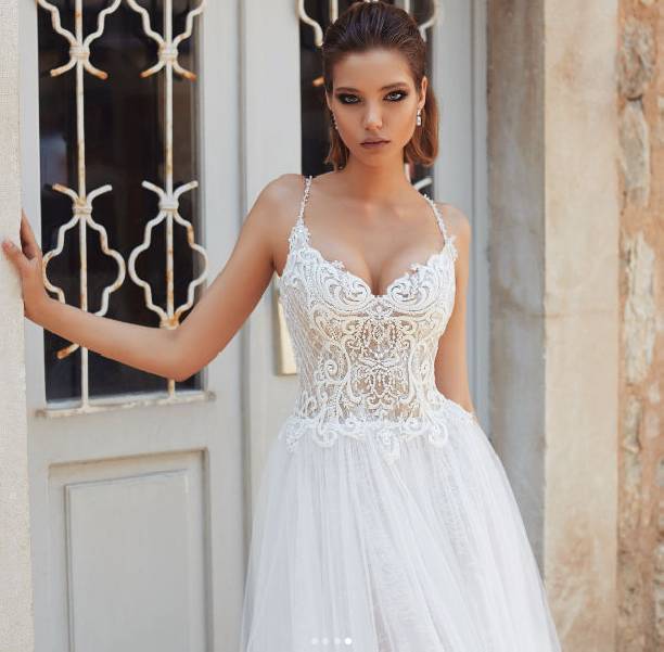 Алеся Кафельникова шокировала фанатов снимками в свадебном платье