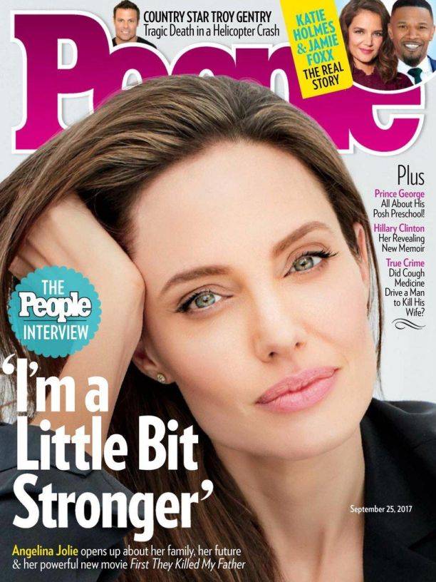Анджелина Джоли представила неожиданно нежную фотосессию