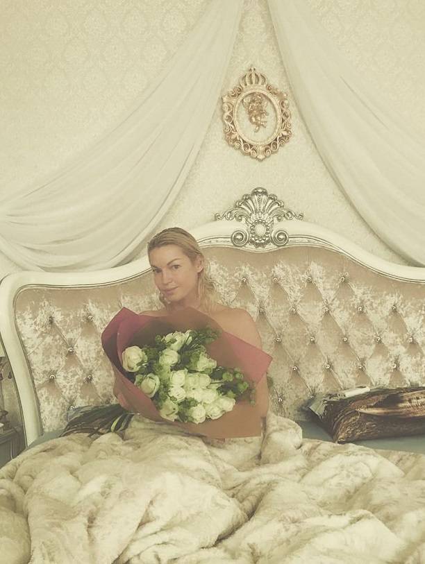 Анастасия Волочкова продолжила свою эротическую постельную фотосессию